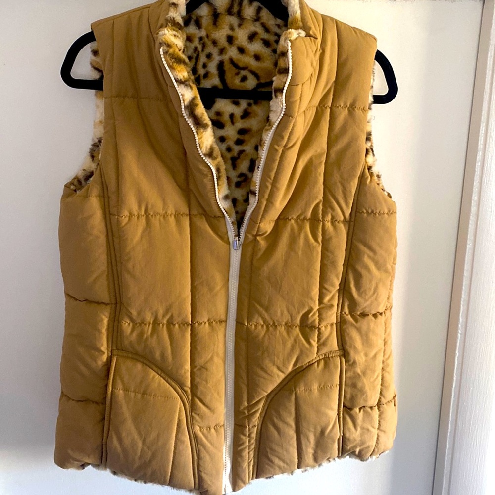 Cute reversible vest! One side is tan, other is fuzzy leopard. Size Xl